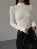 Åtsittande t-shirt med hög krage