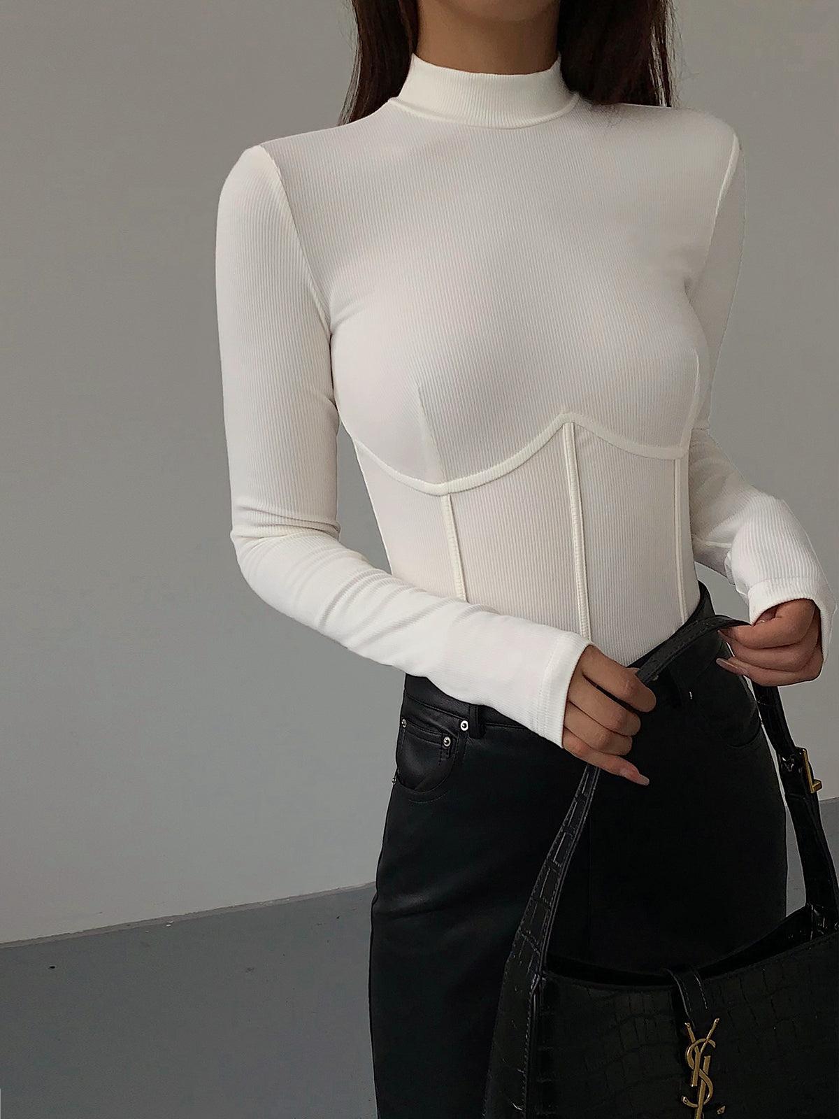 Åtsittande t-shirt med hög krage