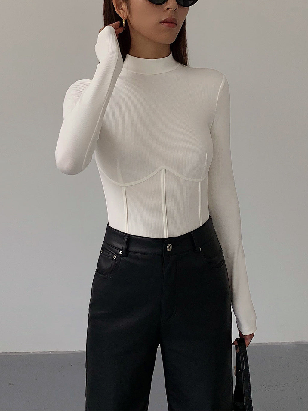 Åtsittande t-shirt med hög krage