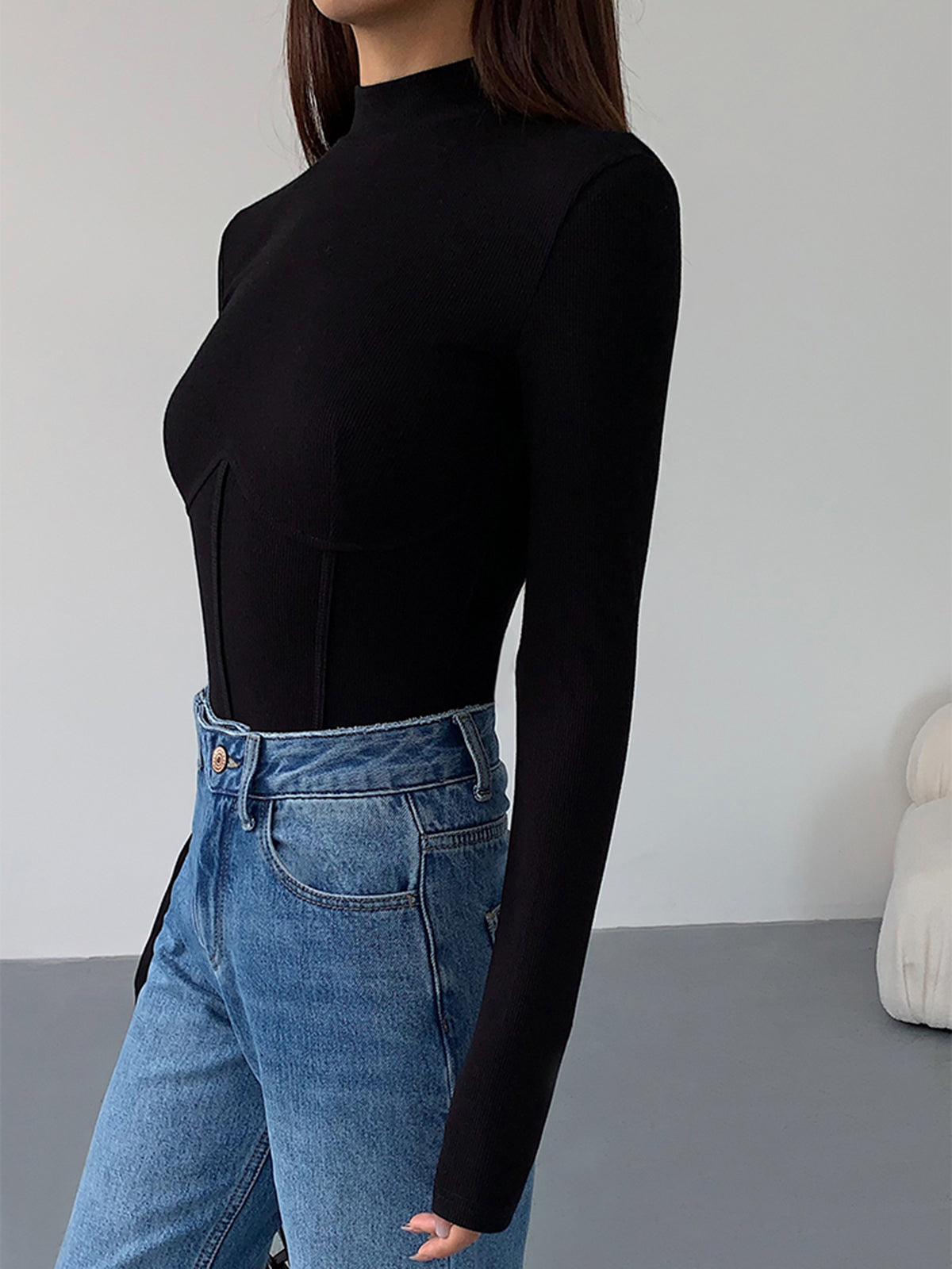 Åtsittande t-shirt med hög krage