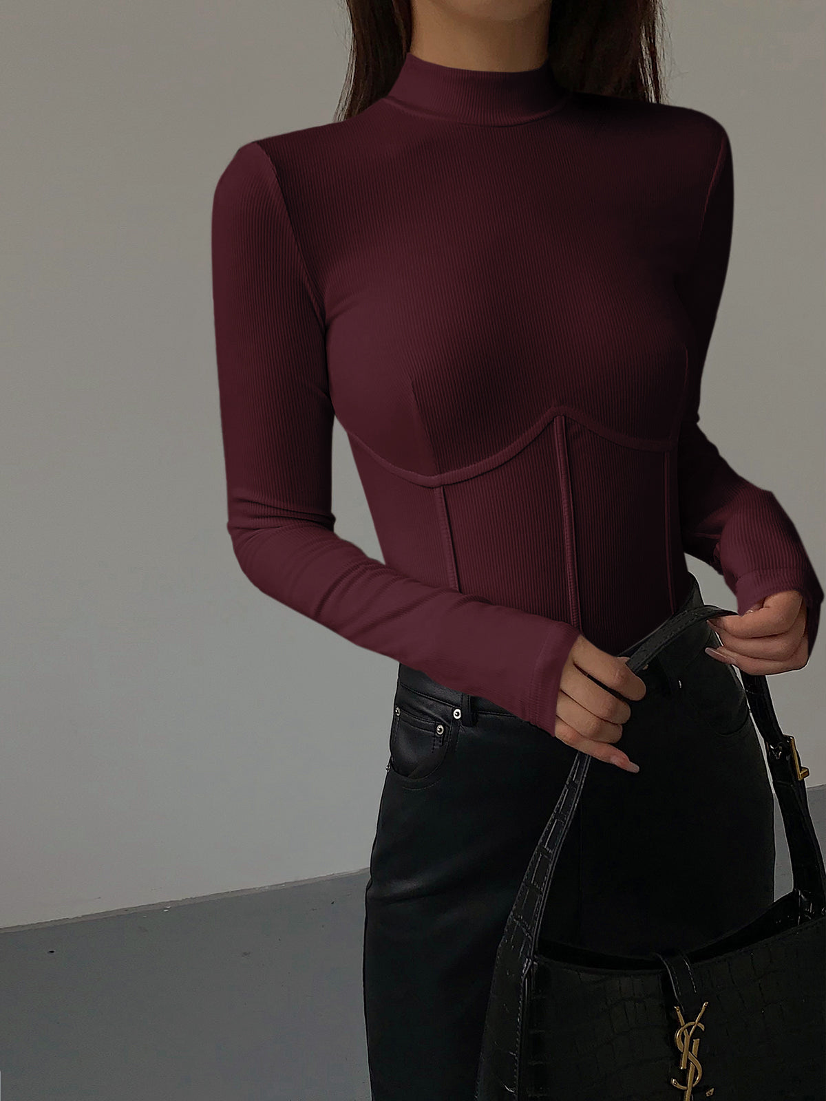 Åtsittande t-shirt med hög krage