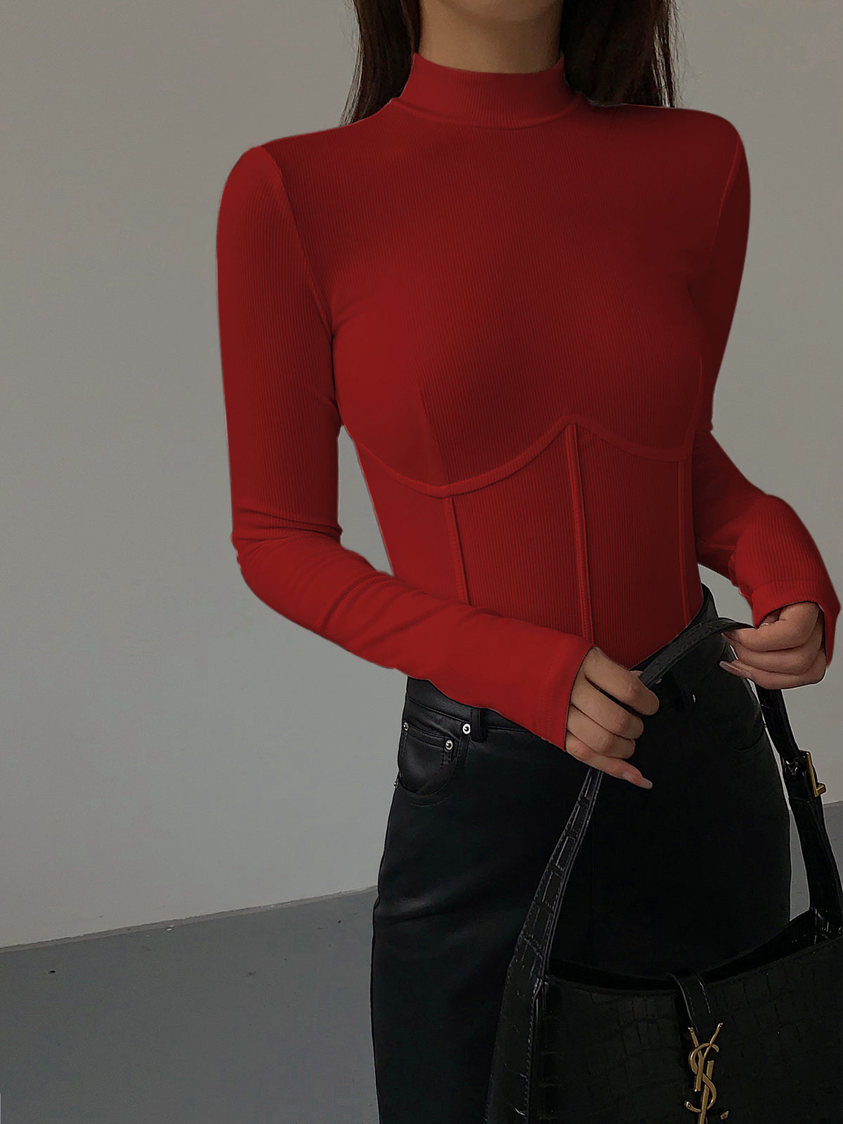 Åtsittande t-shirt med hög krage